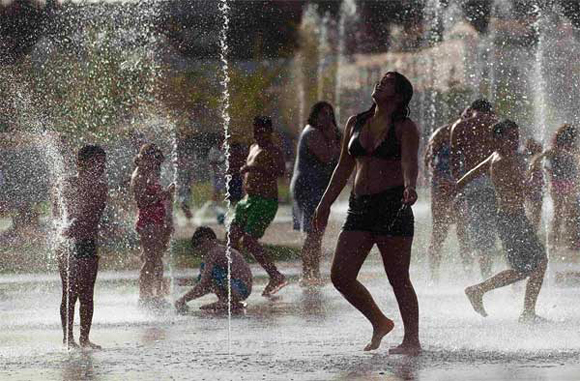 Европейцы спасаются от жары в фонтанах
